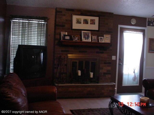 6908 Devonshire Road Amarillo, TX 79109 - Photo 2 of 10 Living Area