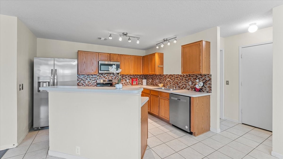 527 Cypresswood Knoll Spring, TX 77373 - Photo 20 of 45 a kitchen with stainless steel appliances granite countertop a refrigerator and a stove top oven