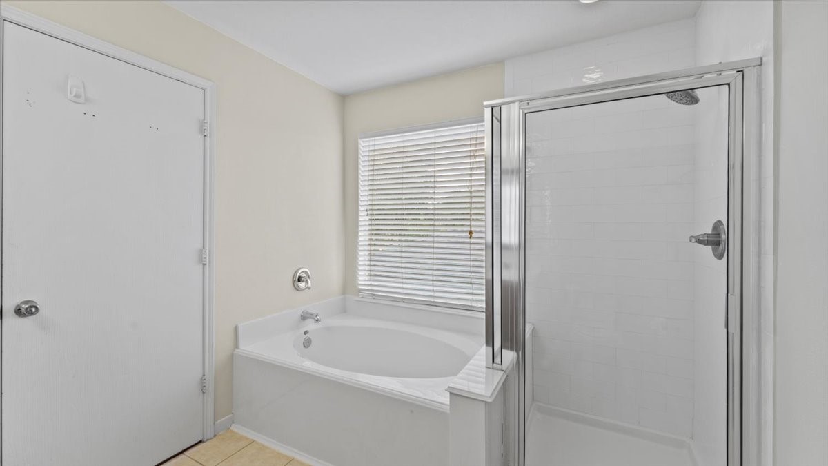 527 Cypresswood Knoll Spring, TX 77373 - Photo 32 of 45 a bathroom with a bathtub and a shower