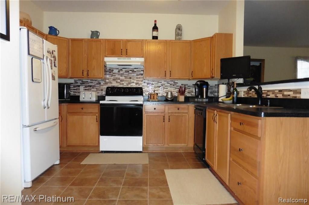 4332 Hampton Ridge Boulevard Howell, MI 48843 - Photo 10 of 14