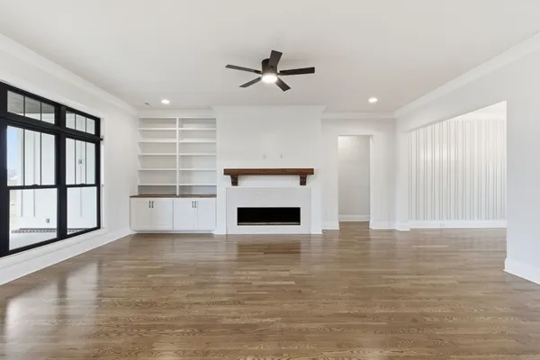 a view of a livingroom with a ceiling fan window and a fireplace