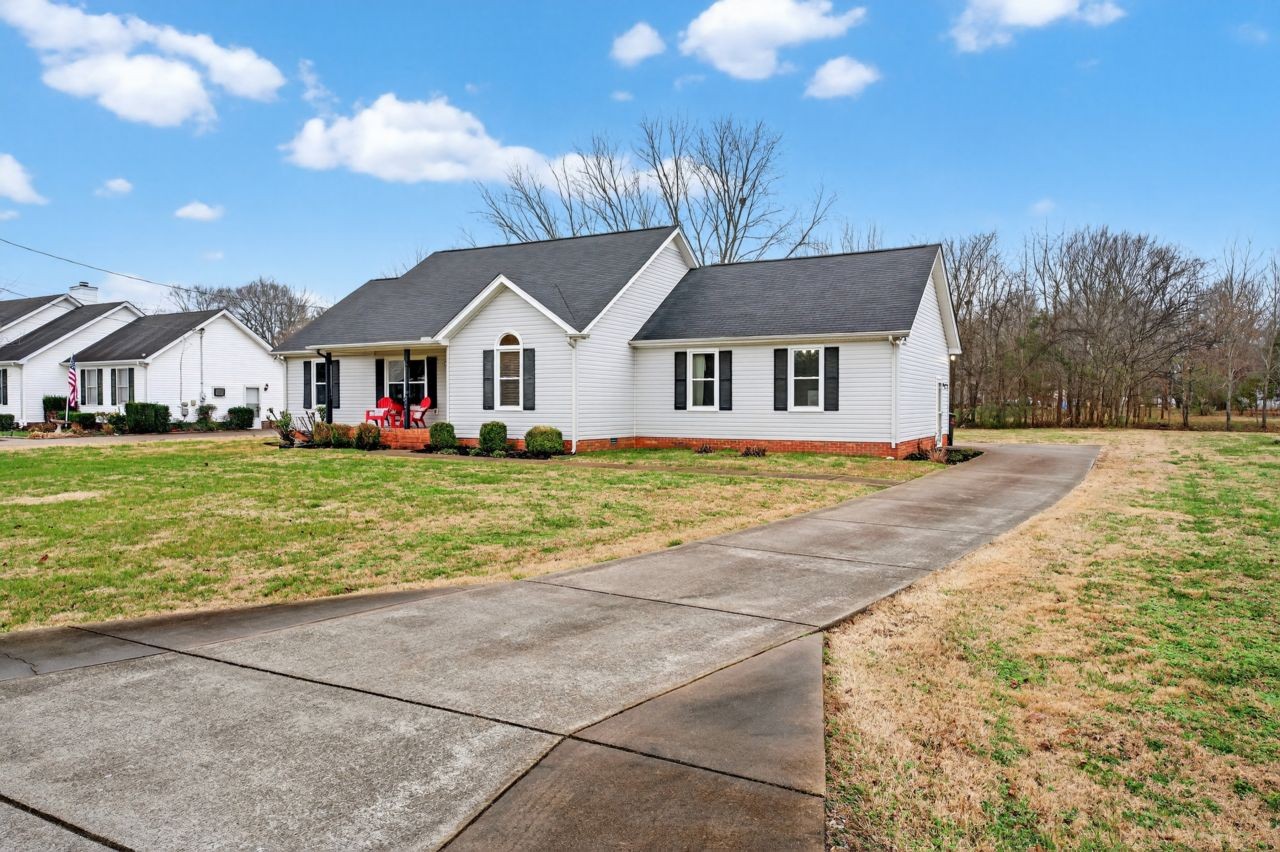 3740 Nicklaus Way Murfreesboro, TN 37128 - Photo 2 of 48 a front view of house with yard and green space