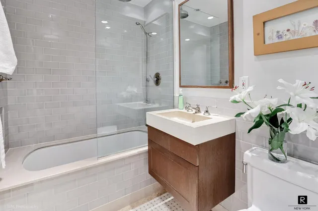 $1,225,000 | 440 East 56th Street, Unit 1G | Sutton Place