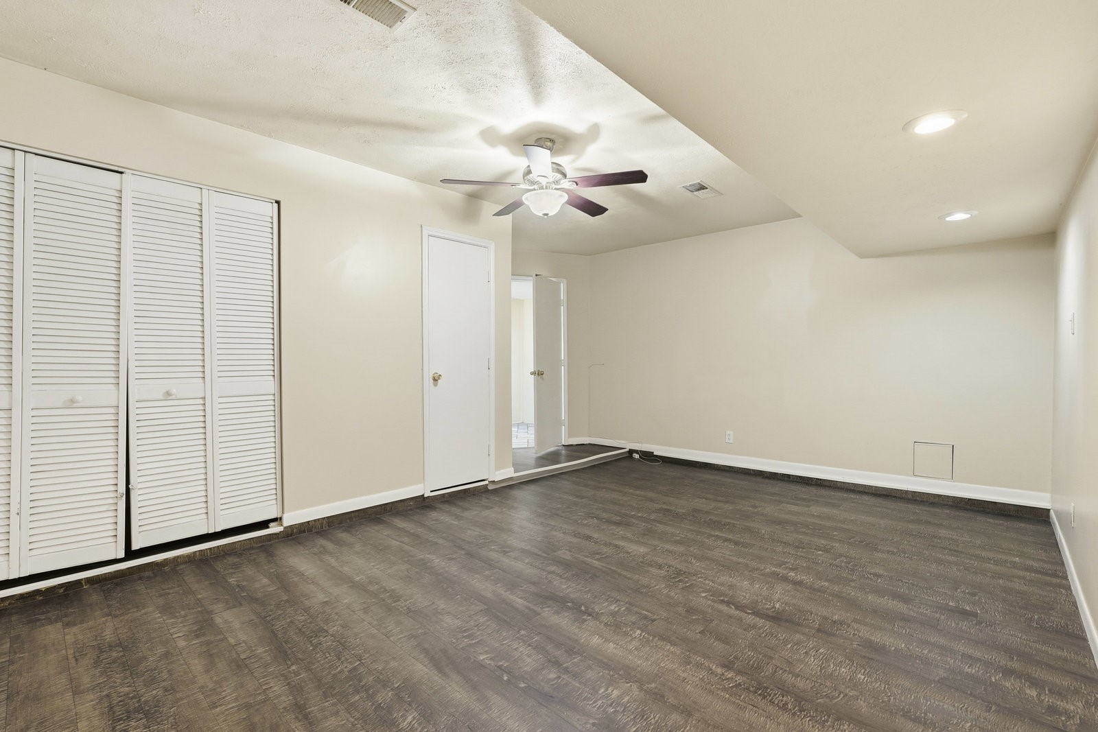 16235 Cutten Road Houston, TX 77070 - Photo 19 of 25 a view of an empty room with a window