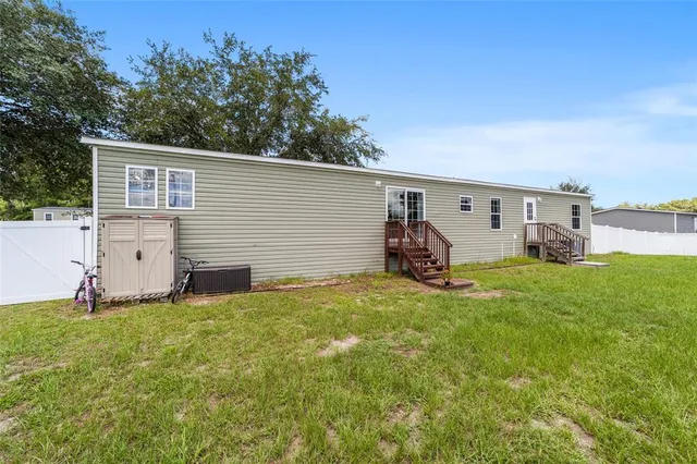 a view of back yard of the house