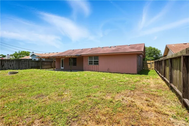 a view of a house with a backyard