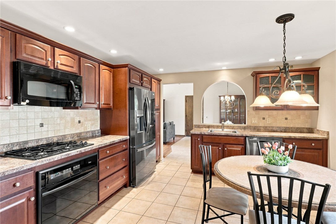 695 Embury Road Penfield, NY 14625 - Photo 16 of 39 Eat In Kitchen