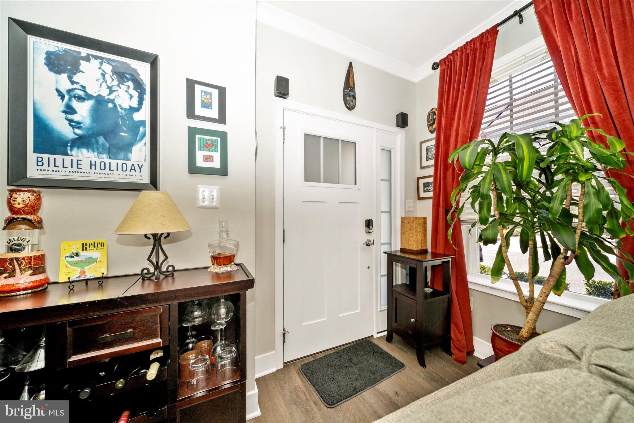 7920 Potter Place, Unit 920B Elkridge, MD 21075 - Photo 8 of 57 a living room with furniture and a potted plant