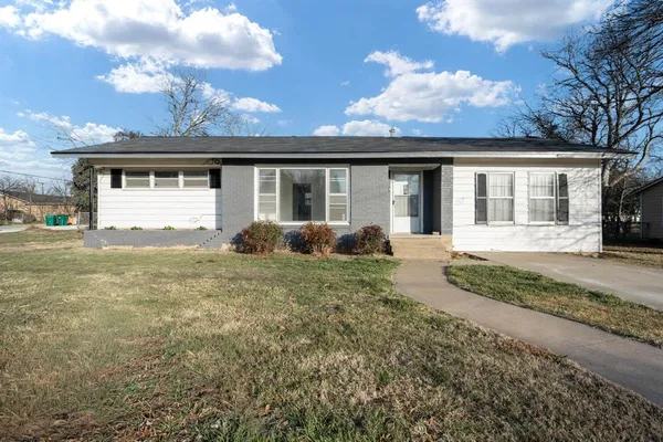 $199,900 | 1205 West 10th Street, McGregor, TX 76657