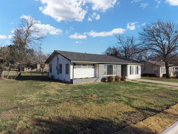 $199,900 | 1205 West 10th Street, McGregor, TX 76657