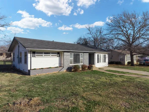 $199,900 | 1205 West 10th Street, McGregor, TX 76657