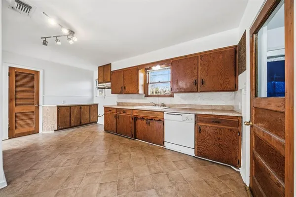 $199,900 | 1205 West 10th Street, McGregor, TX 76657