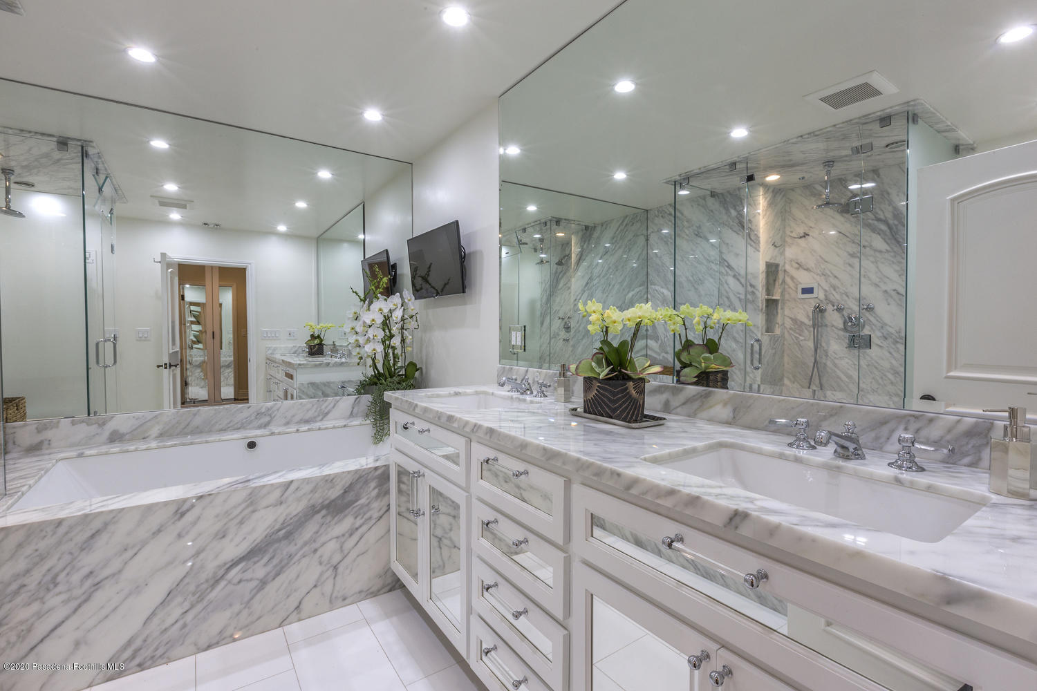1175 Arden Road Pasadena, CA 91106 - Photo 13 of 30 a bathroom with double vanity and a mirror