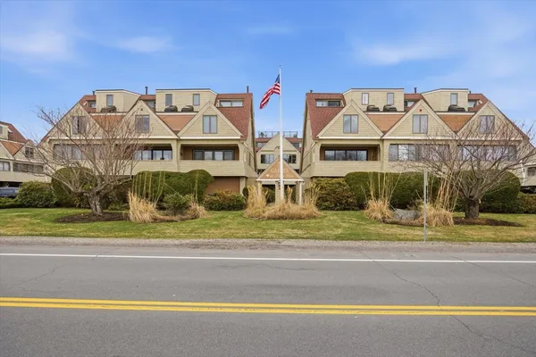 $599,000 | 989 Ocean Boulevard, Unit 8, Hampton, NH 03842