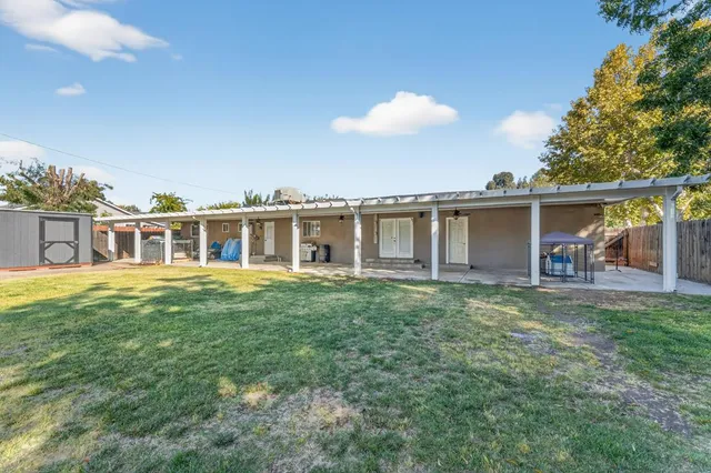 a view of a house with a backyard