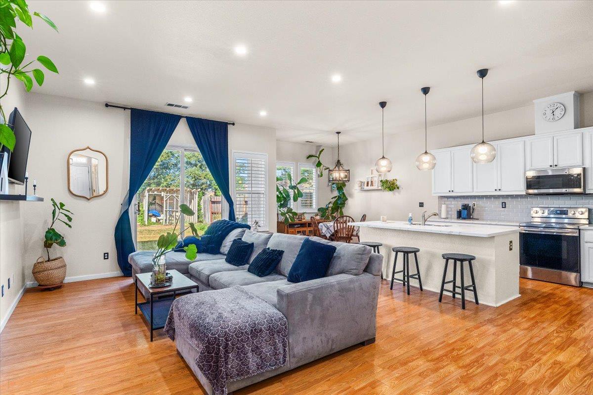 623 John Roos Drive Ripon, CA 95366 - Photo 7 of 37