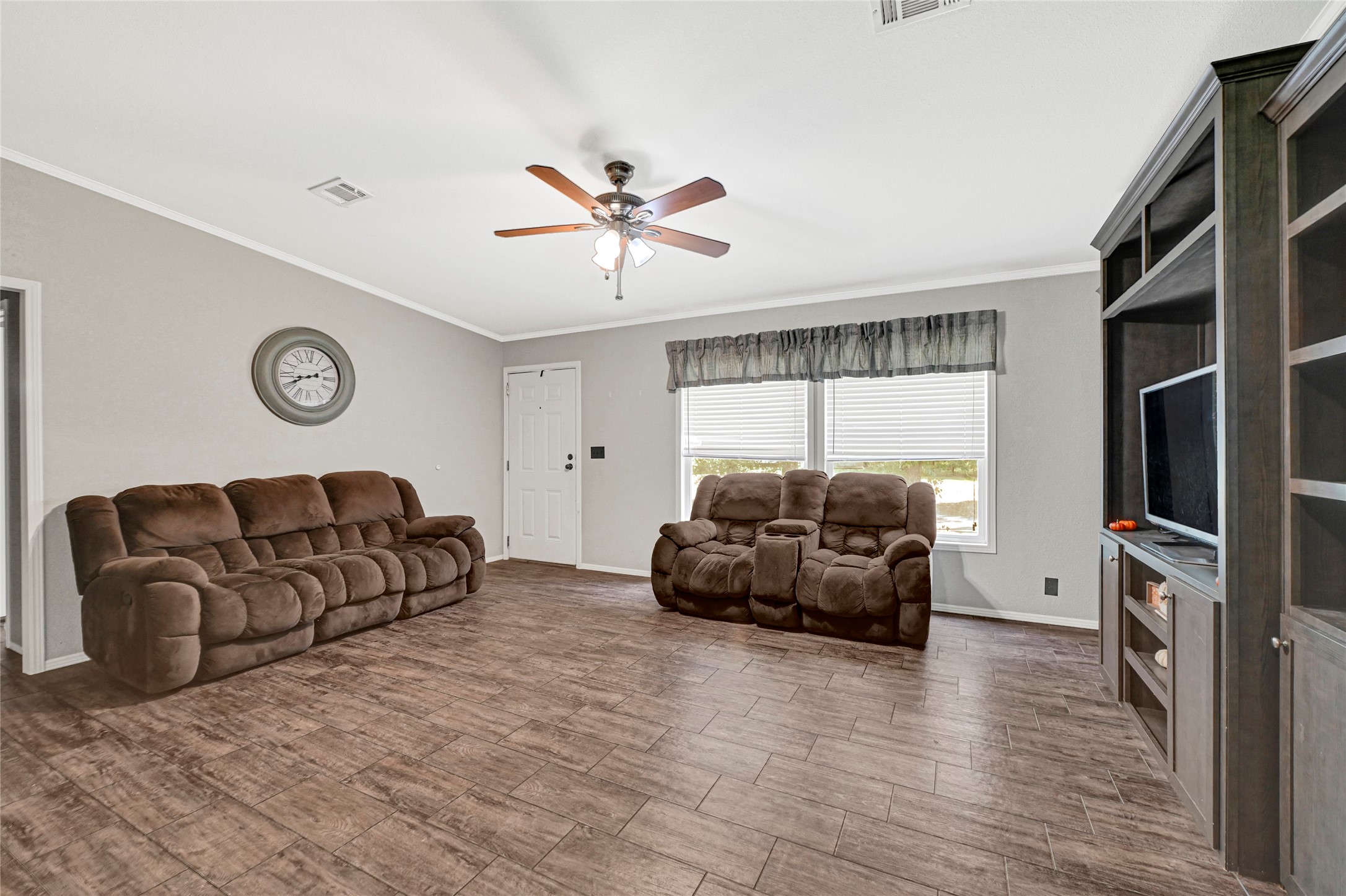 635 County Road 2175 Shepherd, TX 77371 - Photo 3 of 27 a living room with furniture and a flat screen tv