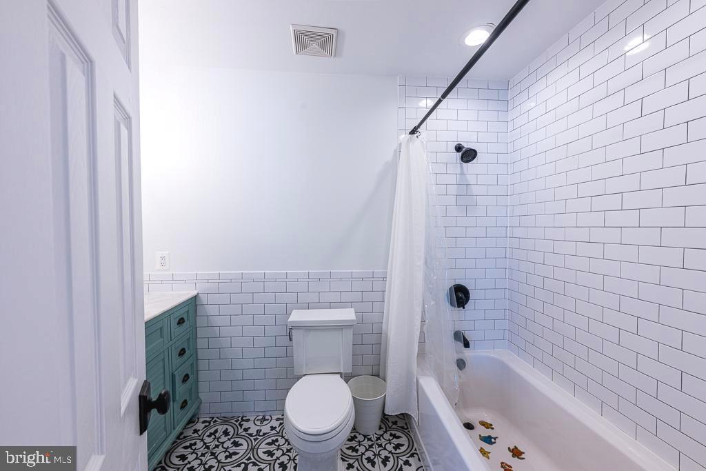2510 Little River Road Haymarket, VA 20169 - Photo 30 of 39 a bathroom with a bathtub toilet and sink