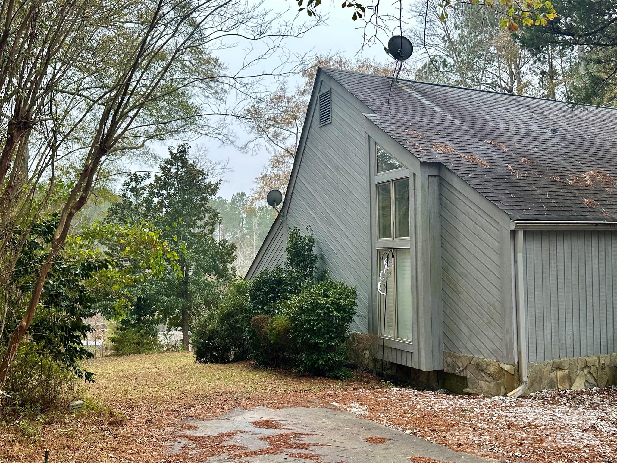 4108 Johnson Road Jefferson, SC 29718 - Photo 6 of 39 a backyard of a house