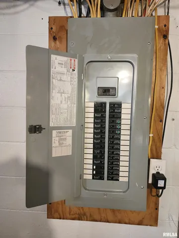 $169,500 | 1208 North Kankakee Street, Lincoln, IL 62656