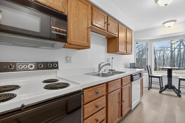 $265,000 | 2811 South Wood Dale Drive, Jackson, MI 49203