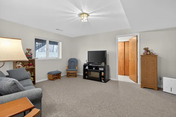 $265,000 | 2811 South Wood Dale Drive, Jackson, MI 49203