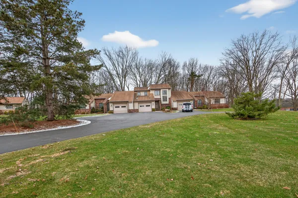 $265,000 | 2811 South Wood Dale Drive, Jackson, MI 49203