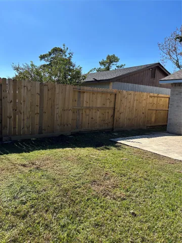 a view of a backyard