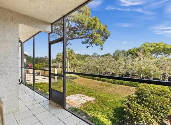 a view of an house with backyard