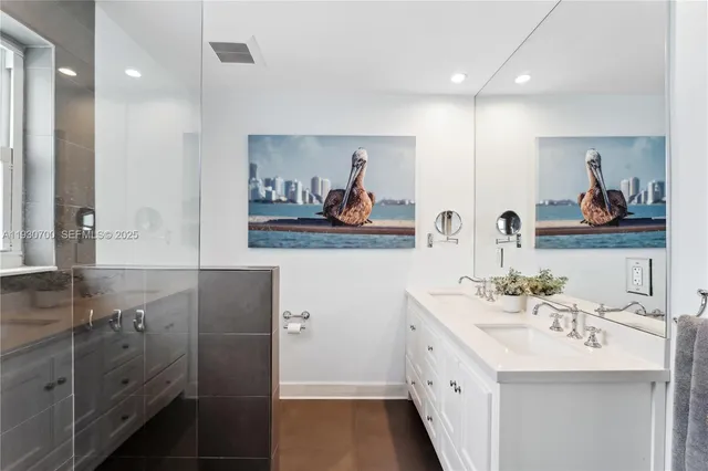 a en suite bathroom with a shower