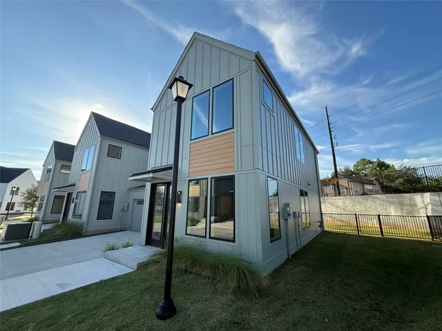 $3,750 | 1941 Sawdust Road, Unit 122, The Woodlands, TX 77380