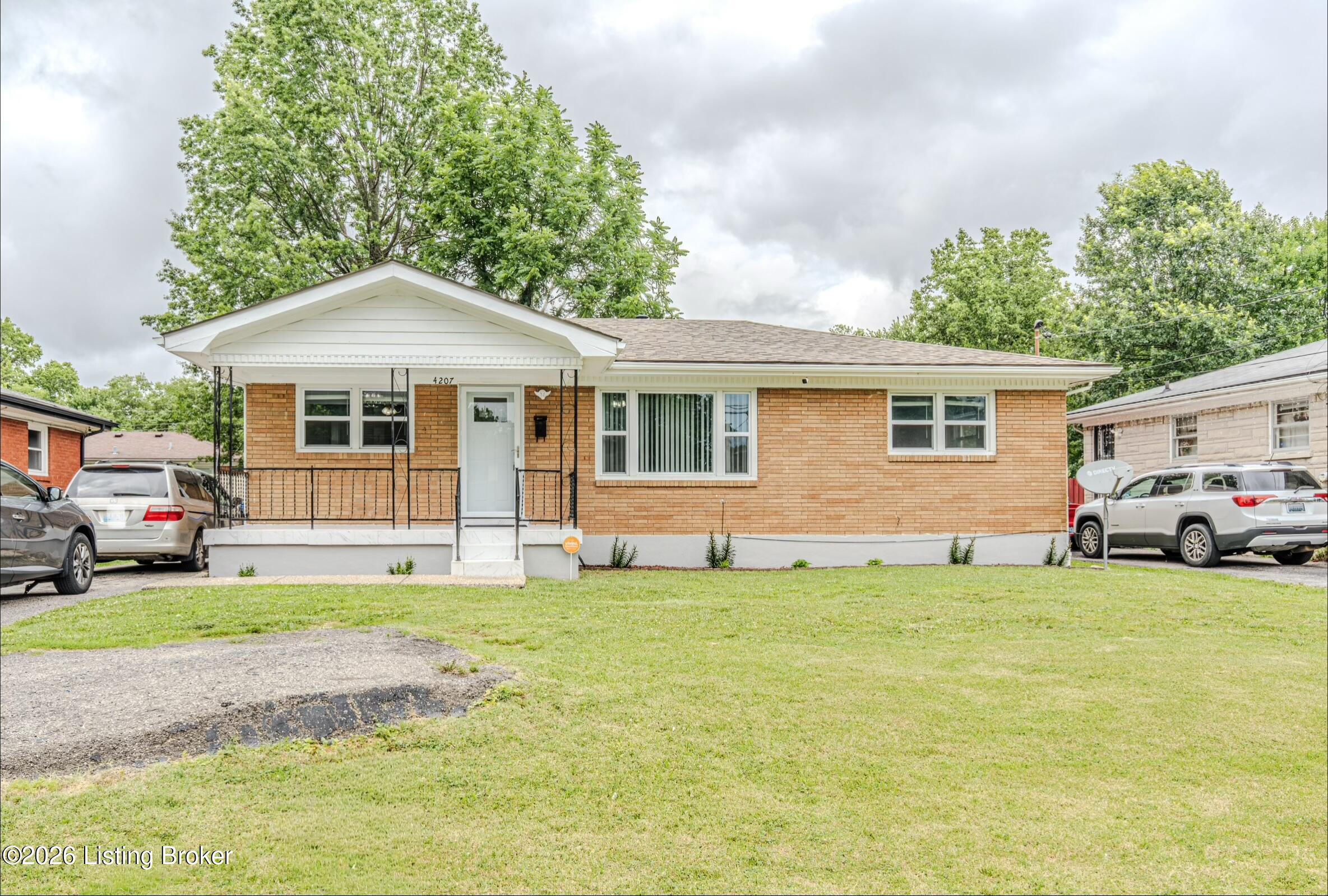 4207 Retreat Road Louisville, KY 40219 - Photo 1 of 35 Front