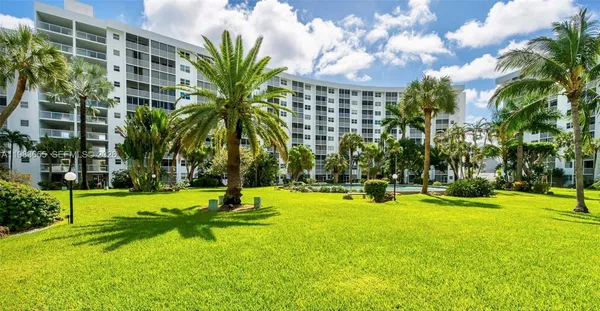 $2,500 | 2731 Northeast 14th Street, Unit 335, Pompano Beach, FL 33062