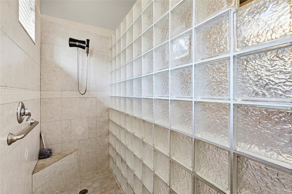 7822 Troon Court Lakewood Ranch, FL 34202 - Photo 34 of 83 a bathroom with a bathtub