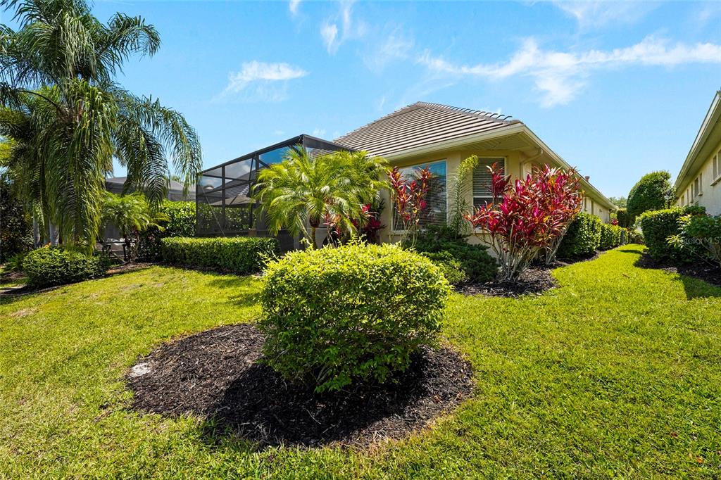 7822 Troon Court Lakewood Ranch, FL 34202 - Photo 53 of 83 a view of a garden