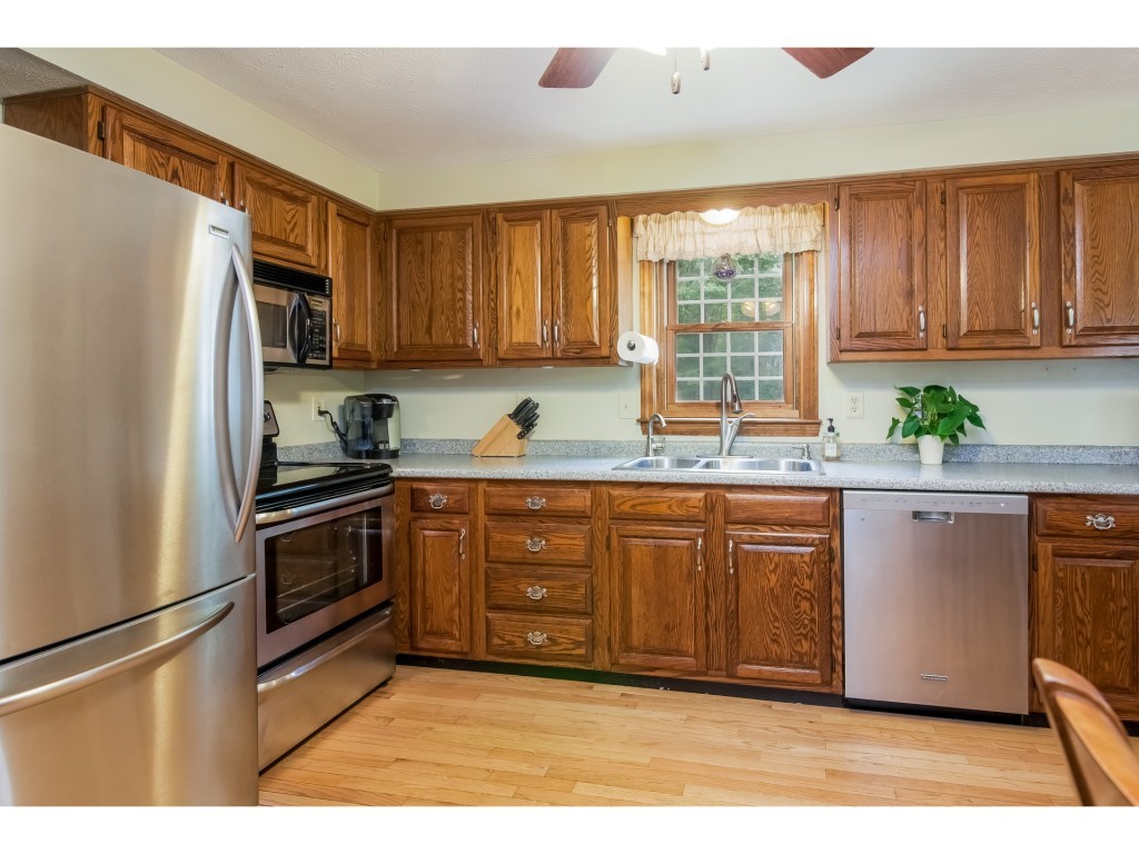 7 Raelynn Drive Derry, NH 03038 - Photo 3 of 29 Gallery Image 3