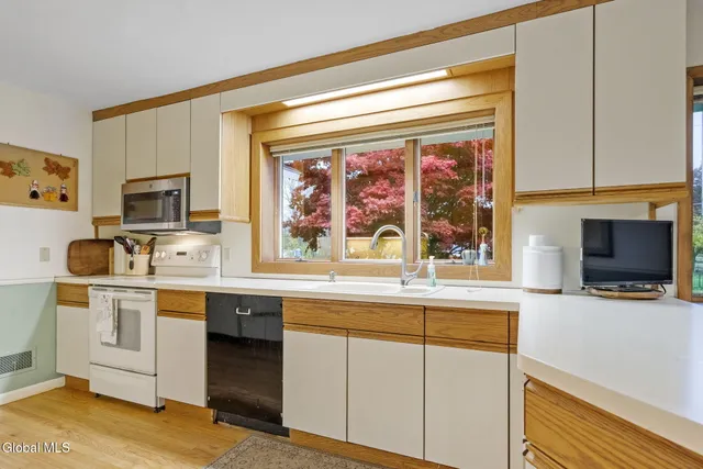 $635,000 | 6 Arbor Drive, Glens Falls, NY 12801