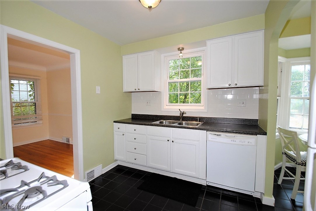 3902 Bushnell Road Cleveland, OH 44118 - Photo 10 of 25 Gallery Image 10