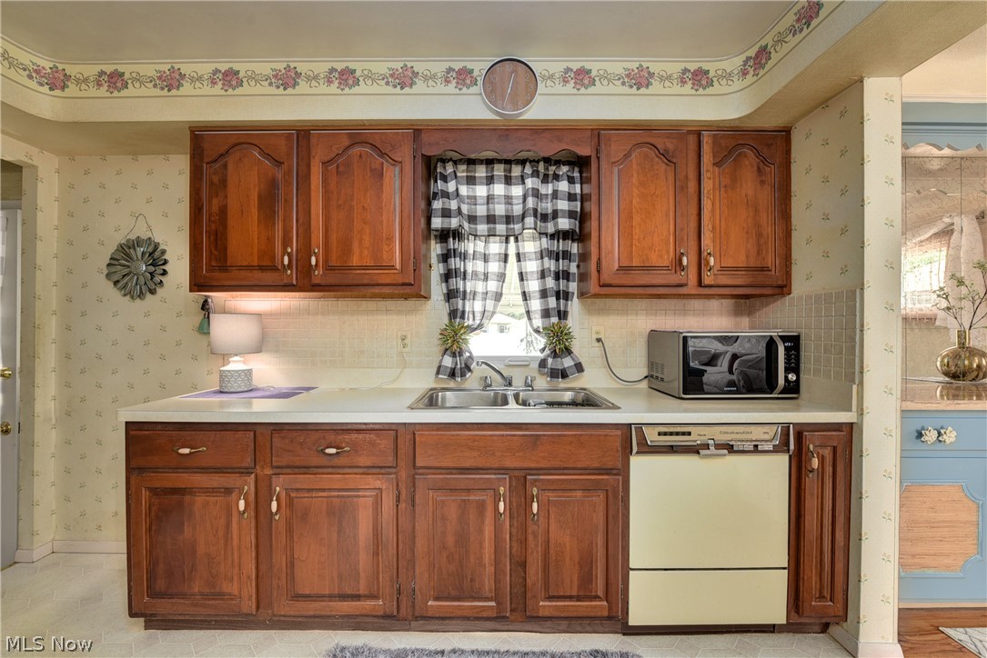 7216 Oakwood Road Parma, OH 44130 - Photo 14 of 30