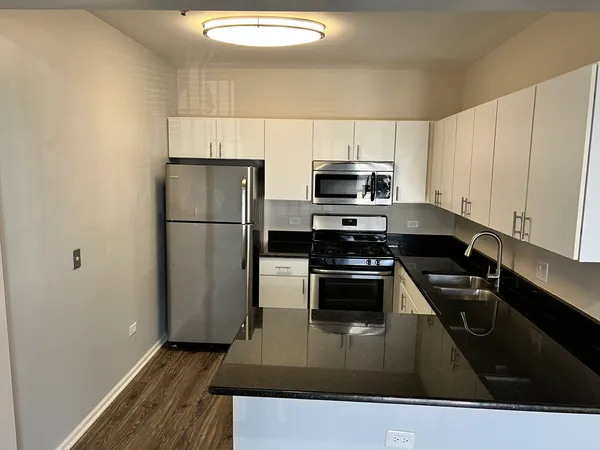 $2,285 | 625 Deerfield Road, Unit 302, Deerfield, IL 60015