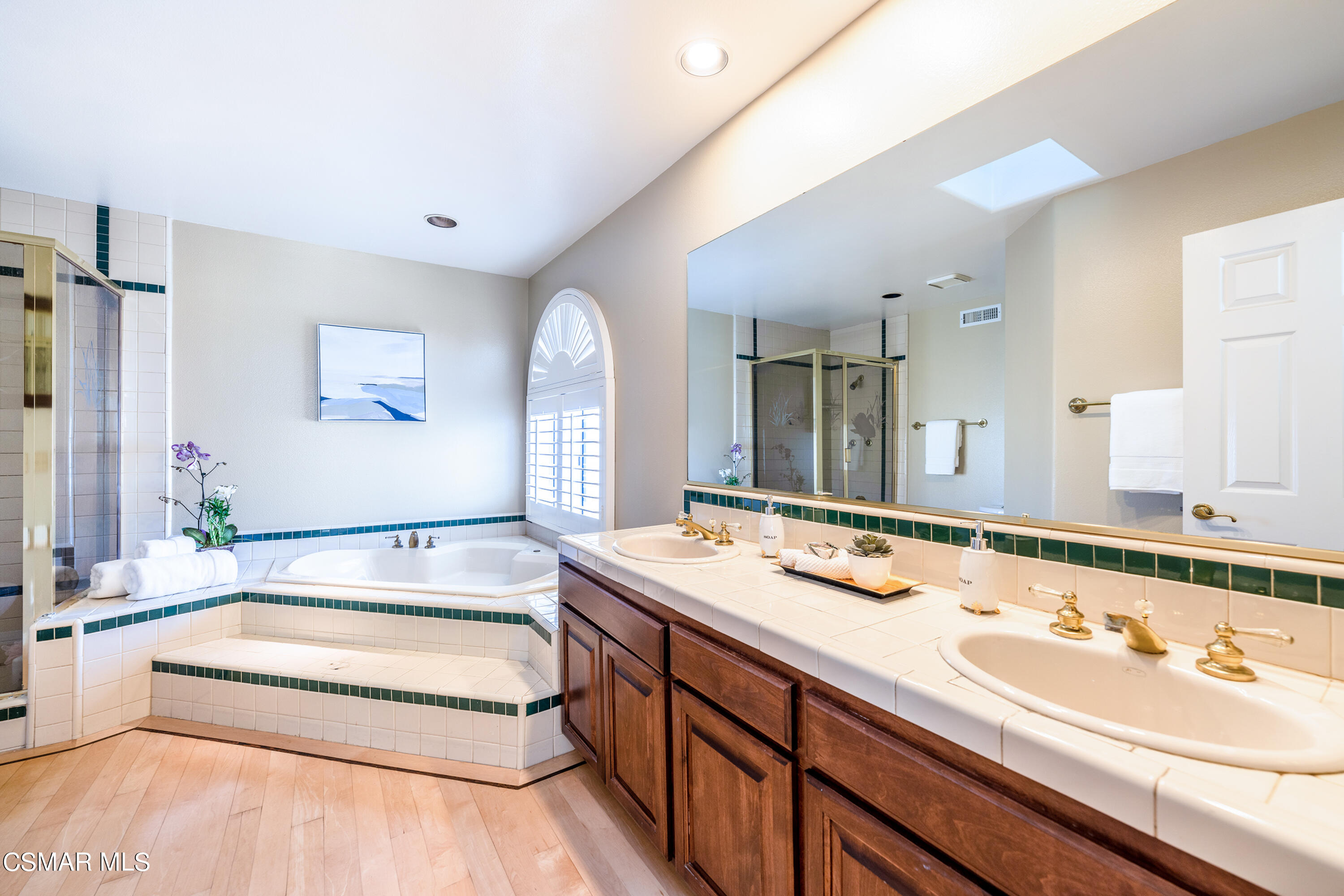 2993 Ditch Road Simi Valley, CA 93065 - Photo 20 of 43 Owner's Bath