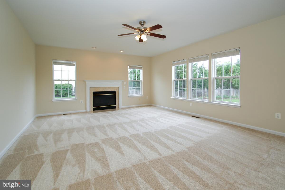 25824 Spring Farm Circle Chantilly, VA 20152 - Photo 11 of 30 Family room