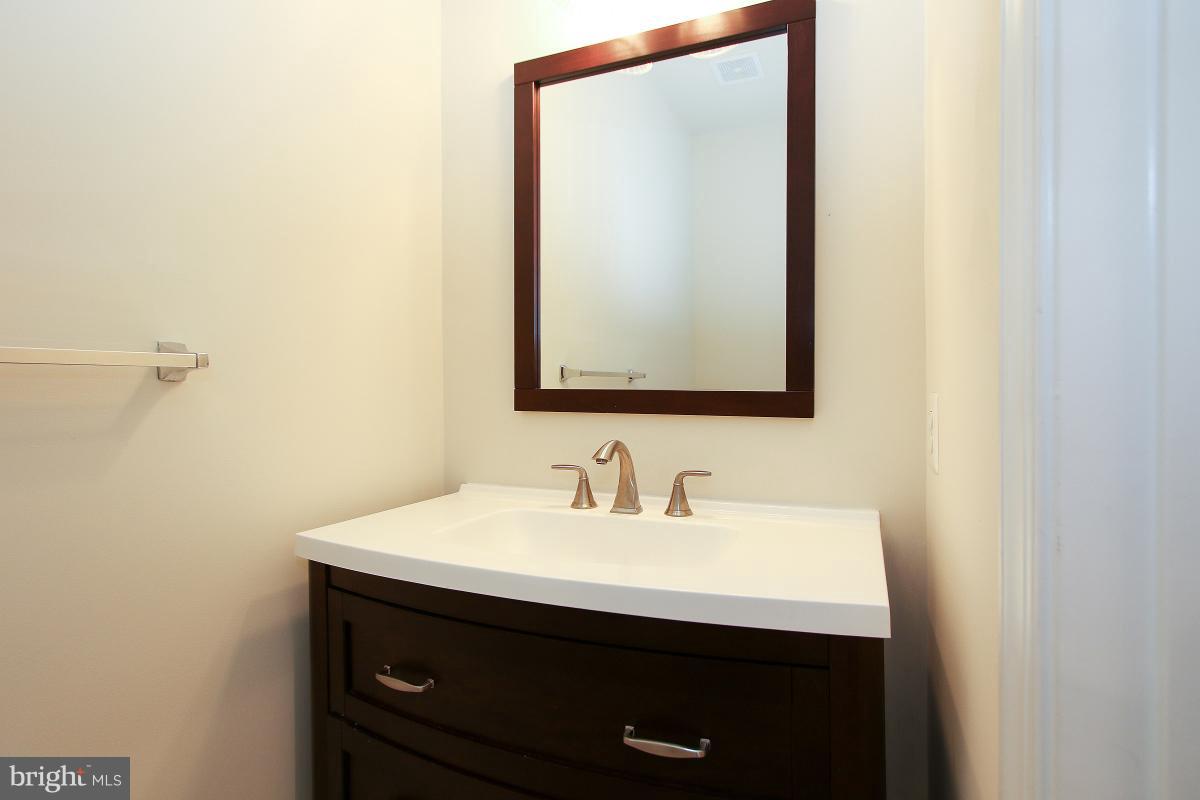 25824 Spring Farm Circle Chantilly, VA 20152 - Photo 14 of 30 Powder room