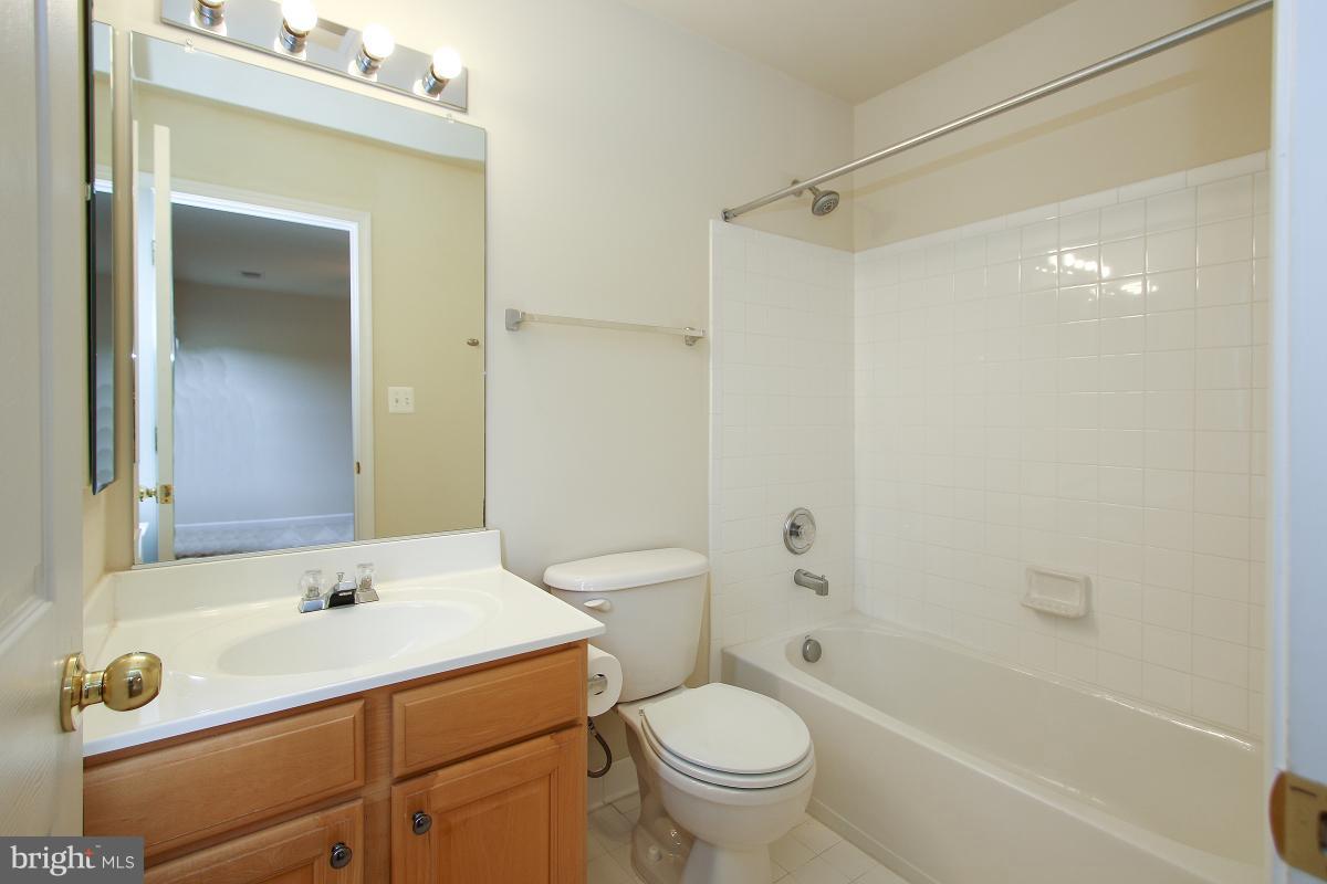 25824 Spring Farm Circle Chantilly, VA 20152 - Photo 19 of 30 Full bathroom