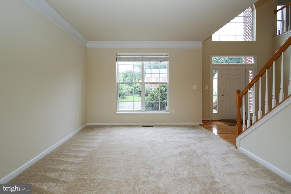 25824 Spring Farm Circle Chantilly, VA 20152 - Photo 5 of 30 Living room