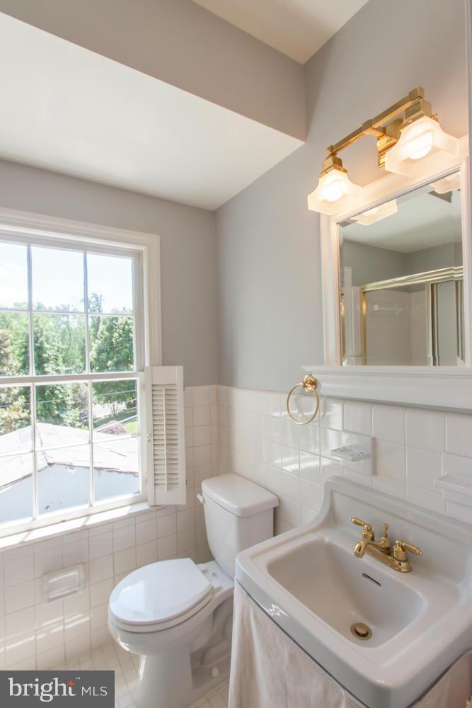 1906 Belle Haven Road Alexandria, VA 22307 - Photo 17 of 29 Bath