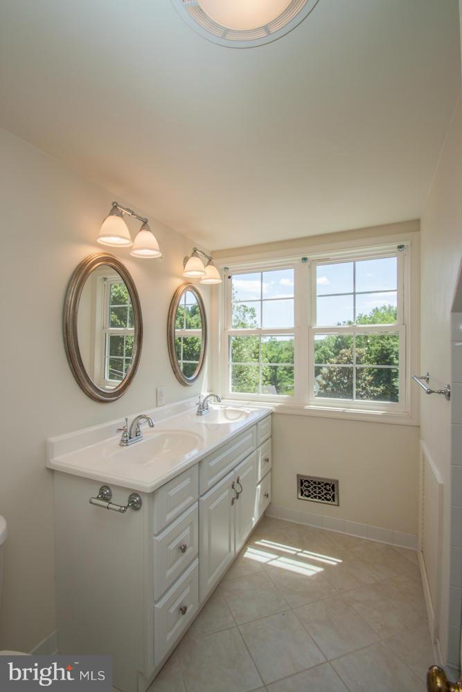 1906 Belle Haven Road Alexandria, VA 22307 - Photo 22 of 29 Bath