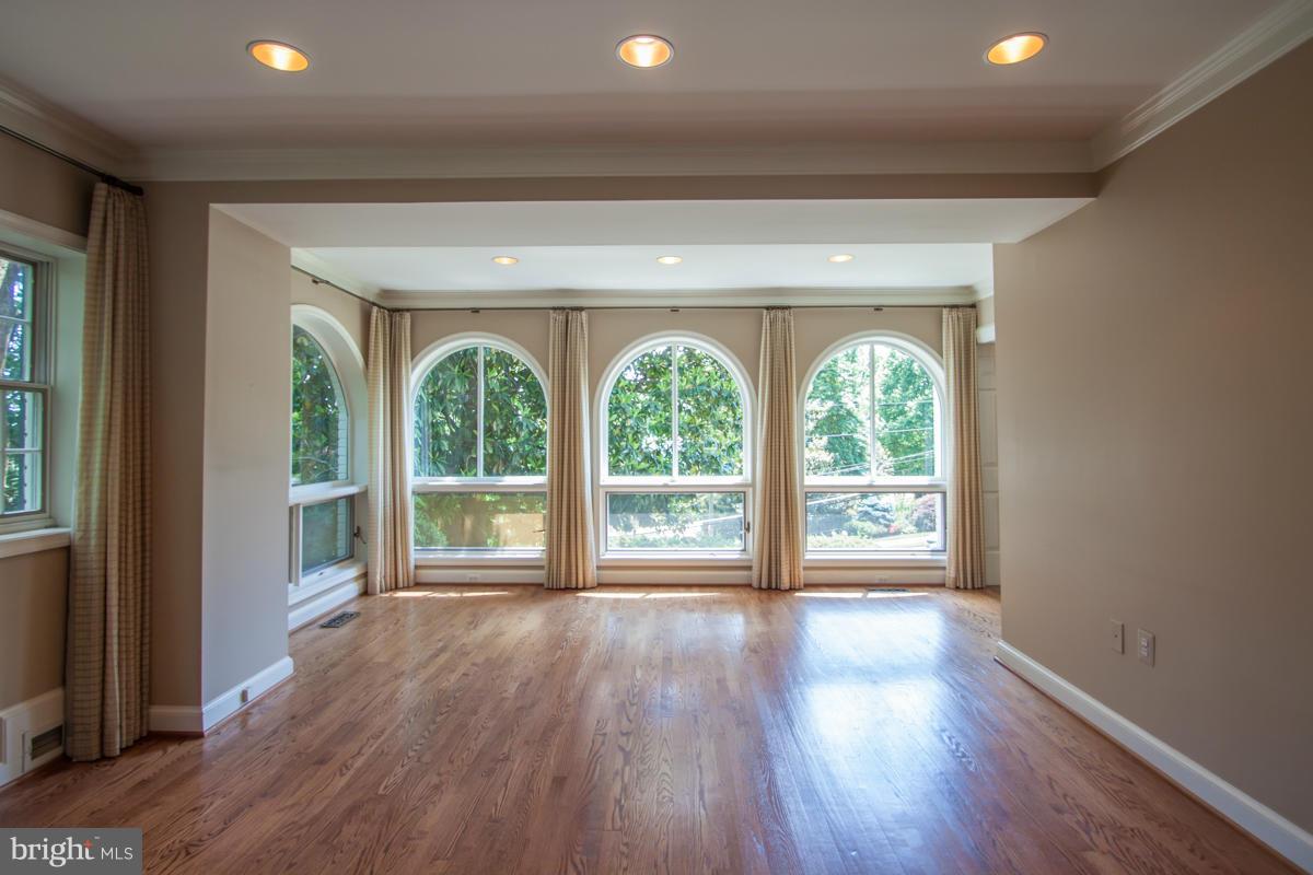 1906 Belle Haven Road Alexandria, VA 22307 - Photo 8 of 29 Living Room