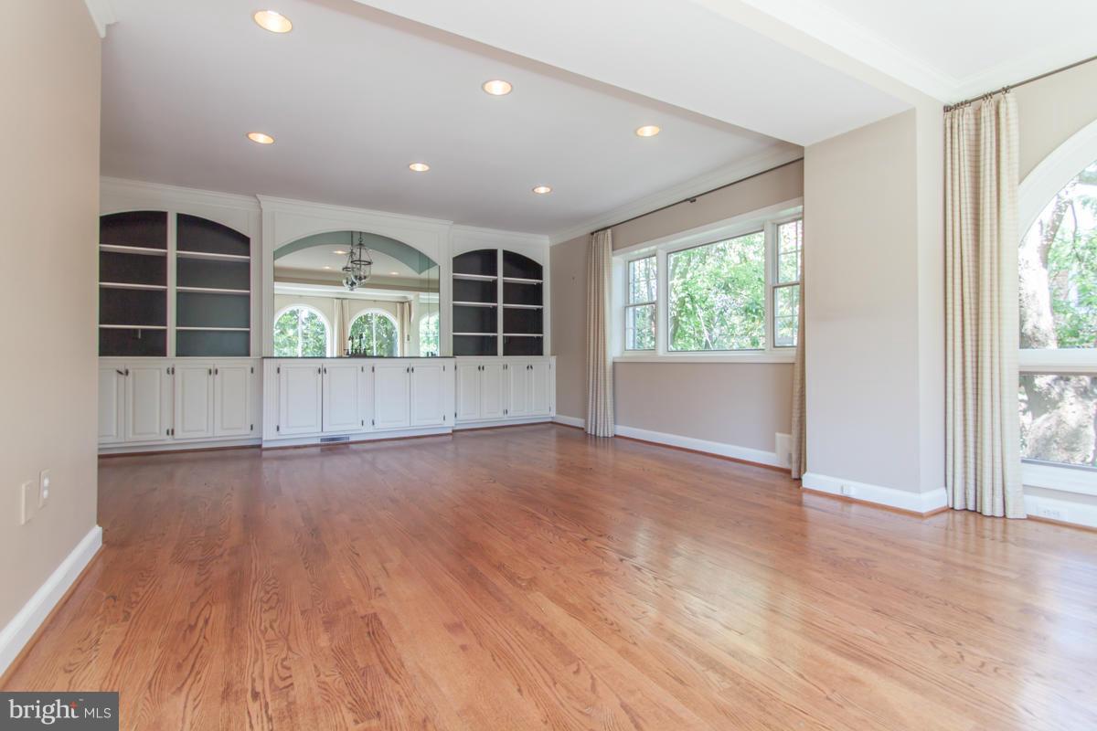 1906 Belle Haven Road Alexandria, VA 22307 - Photo 9 of 29 Living Room