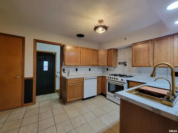 $169,000 | 1102 Coolidge Avenue, Pekin, IL 61554